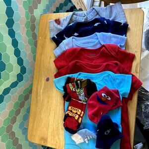 11+ pcs Baby 0-3 months clothes 5 one-piece 1 shirts 5 pairs of socks
